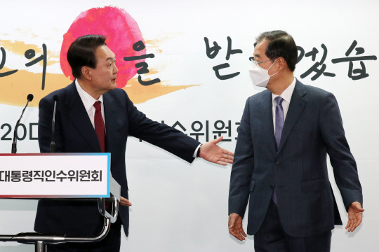 윤석열 대통령 당선인이 3일 서울 통의동 대통령직인수위원회 기자회견장에서 한덕수 전 총리를 새 정부 초대 총리후보로 지명해 소개하고 있다. 연합뉴스